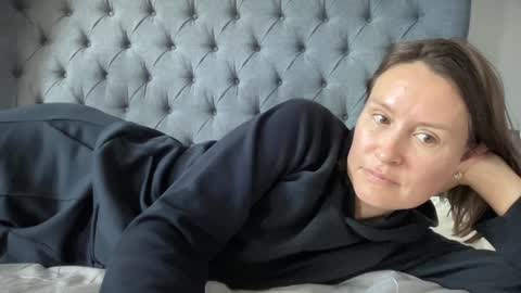 Nadia Ferreira  online show from 09.30.25