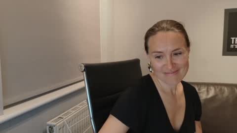 Nadia Ferreira  online show from 05.18.26