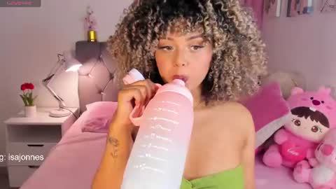 Snapshot of ebony_curly2 chatting on 06.18.26 isa online show from 06.18.26