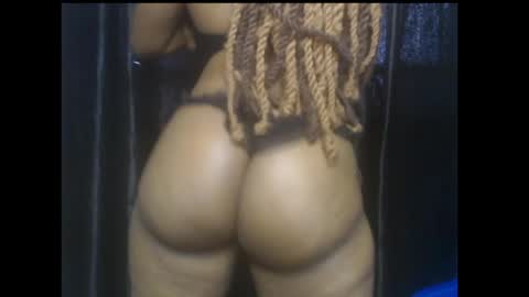 Snapshot of ebony_queenx chatting on 05.12.26 Queen online show from 05.12.26