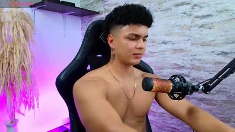 Snapshot of edward__clarck chatting on 01.16.25 EDWARD CLARCK online show from 01.16.25