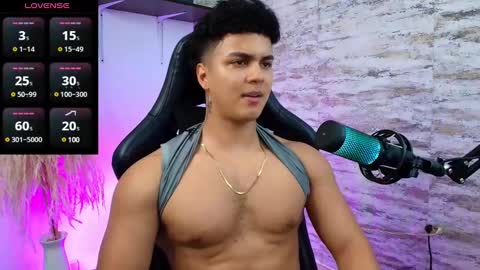 Snapshot of edward__clarck chatting on 01.27.25 EDWARD CLARCK online show from 01.27.25