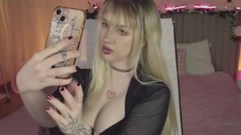 Snapshot of eevamarie chatting on 04.23.26 EVA NON NUDE online show from 04.23.26