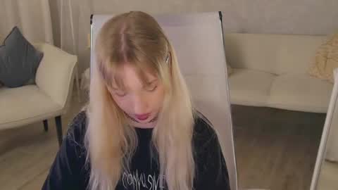 Snapshot of eevamarie chatting on 05.19.26 EVA NON NUDE online show from 05.19.26