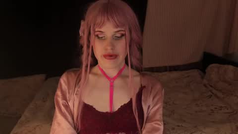 Effie Mur online show from 12.18.24