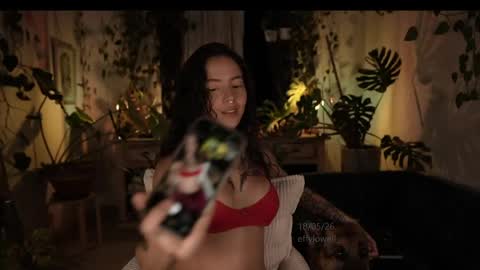 Snapshot of effylowell_ chatting on 05.19.26 Effy online show from 05.19.26