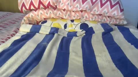 Snapshot of el_petite chatting on 03.08.25 petite online show from 03.08.25