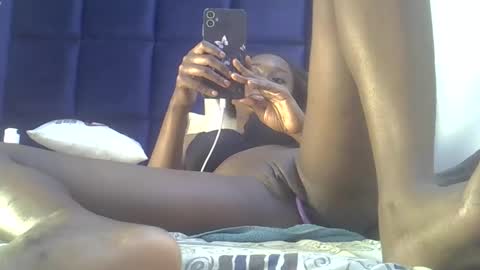 Snapshot of el_petite chatting on 10.14.25 petite online show from 10.14.25