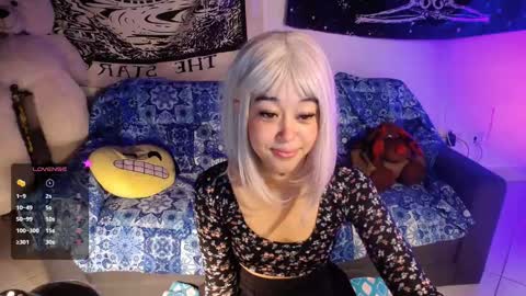 Ela  Help me reach 100 thumbs up online show from 02.15.25