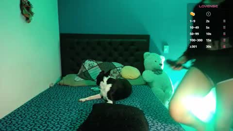 Ela  Help me reach 100 thumbs up online show from 09.26.25