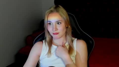 Snapshot of elaravoltage chatting on 04.29.26 elaravoltage online show from 04.29.26