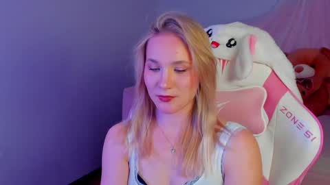 Snapshot of elaravoltage chatting on 04.30.26 elaravoltage online show from 04.30.26