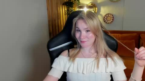 Snapshot of elaravoltage chatting on 05.12.26 elaravoltage online show from 05.12.26