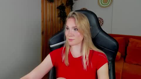Snapshot of elaravoltage chatting on 05.20.26 elaravoltage online show from 05.20.26