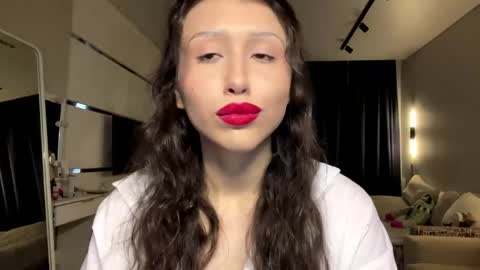 Snapshot of eleanorefrens chatting on 05.30.26 Alice online show from 05.30.26