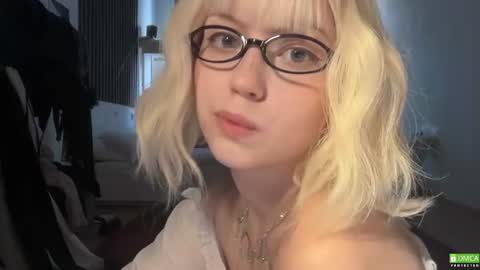 Snapshot of electric_woman chatting on 07.15.26 Aleksa online show from 07.15.26