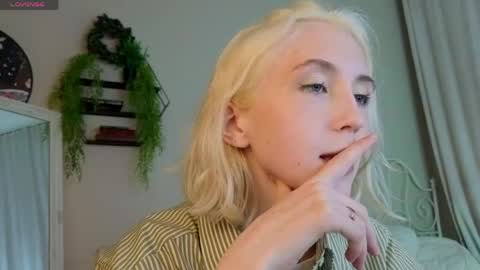 Snapshot of elen__moore chatting on 05.29.26 Elen online show from 05.29.26