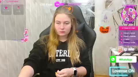 Snapshot of elena_maeer chatting on 10.21.25 Elena online show from 10.21.25