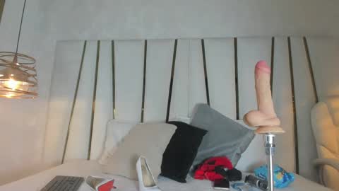 Snapshot of elena_mature chatting on 04.20.26 Elena online show from 04.20.26