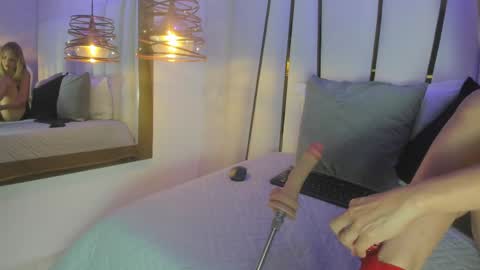 Snapshot of elena_mature chatting on 04.29.26 Elena online show from 04.29.26