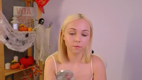 elenamonroee online show from 10.22.25