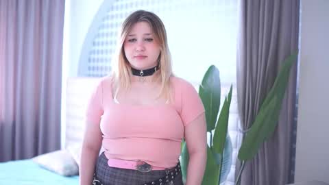 Snapshot of elfie_song chatting on 03.16.26 Eva online show from 03.16.26