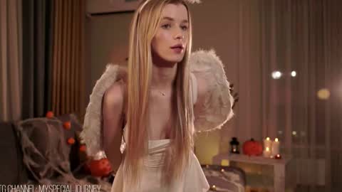 Snapshot of eli_journey chatting on 10.31.25 Eli online show from 10.31.25