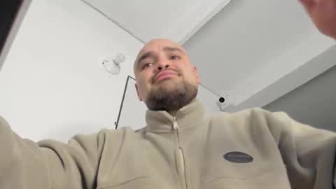 Snapshot of eliancrow chatting on 11.28.25 Elian online show from 11.28.25