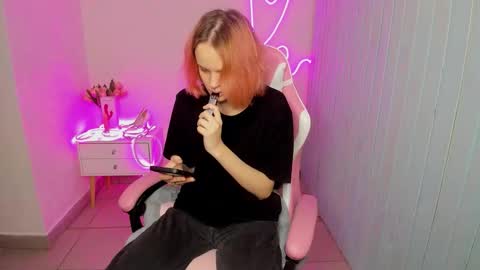 elieiza_xo online show from 10.07.25