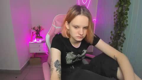 elieiza_xo online show from 10.19.25
