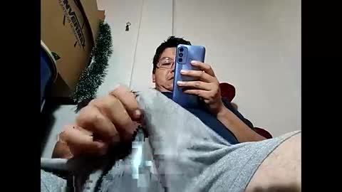 Snapshot of elimposstor chatting on 01.06.25 elimposstor online show from 01.06.25