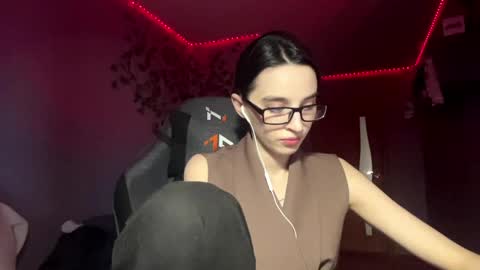 Snapshot of elinorashfield chatting on 05.16.26 Milica online show from 05.16.26
