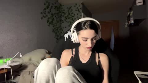 Snapshot of elinorashfield chatting on 05.25.26 Milica online show from 05.25.26