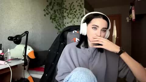 Snapshot of elinorashfield chatting on 06.10.26 Milica online show from 06.10.26
