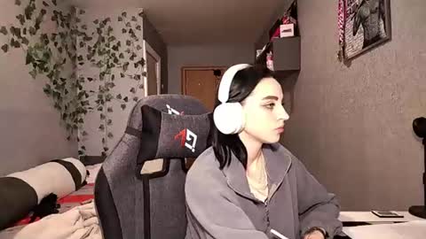 Snapshot of elinorashfield chatting on 06.19.26 Milica online show from 06.19.26