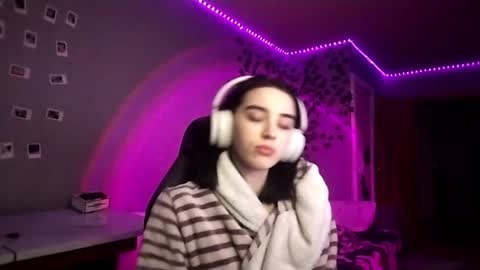Snapshot of elinorashfield chatting on 06.21.26 Milica online show from 06.21.26