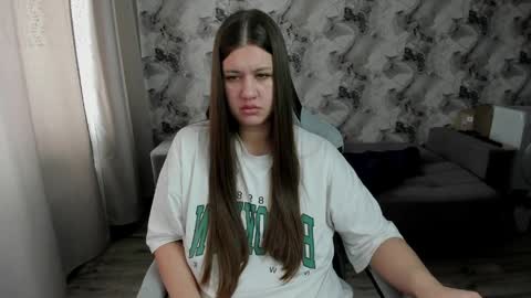 Snapshot of elisa_kollin chatting on 04.18.26 Aletta Oushen online show from 04.18.26