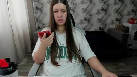 Snapshot of elisa_kollin chatting on 04.26.26 Aletta Oushen online show from 04.26.26