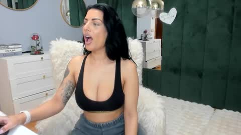 Snapshot of elisabaxter chatting on 11.16.25 Maria online show from 11.16.25