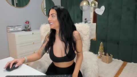 Snapshot of elisabaxter chatting on 12.05.25 Maria online show from 12.05.25