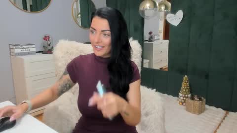 Snapshot of elisabaxter chatting on 12.16.25 Maria online show from 12.16.25