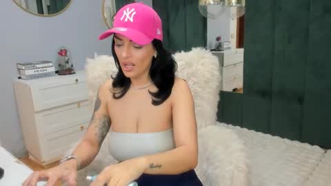 Snapshot of elisabaxter chatting on 01.12.26 Maria online show from 01.12.26