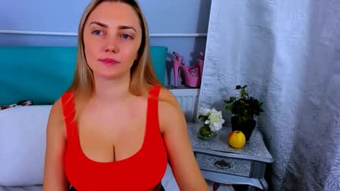 Snapshot of eliseshining chatting on 11.08.25 Elise online show from 11.08.25