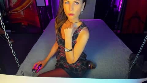 Snapshot of elizabe_th chatting on 03.10.25 Elizabethangel online show from 03.10.25