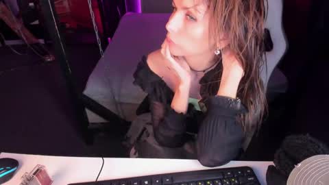 Snapshot of elizabe_th chatting on 03.10.25 Elizabethangel online show from 03.10.25
