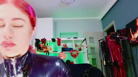 Snapshot of ella_kross chatting on 10.09.25 ella_kross online show from 10.09.25