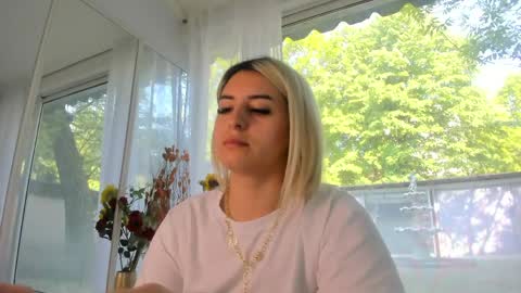 Snapshot of ella_vee chatting on 05.05.26 ella_vee online show from 05.05.26