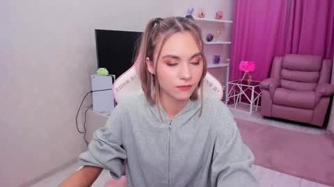 Snapshot of ellacurtis chatting on 04.30.26 ellacurtis online show from 04.30.26