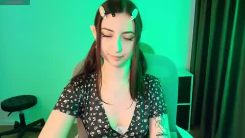 Snapshot of ellfkiss chatting on 05.18.26 alice online show from 05.18.26