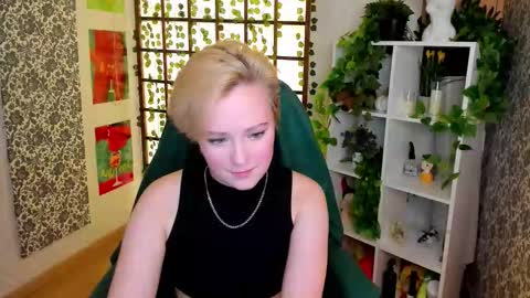 Snapshot of ellie_heavenly chatting on 11.18.25 Ellie online show from 11.18.25